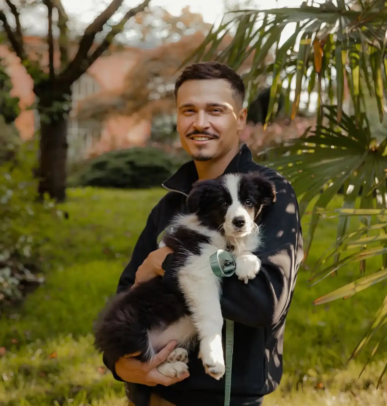 De Almeida Anthony De Almeida Anthony qui porte un chiot border collie